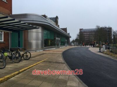FOTO BASINGSTOKE NEUER ASPHALT - BAHNHOFSVORPLATZ ZU VIEL SCHADEN WURDE VERURSACHT