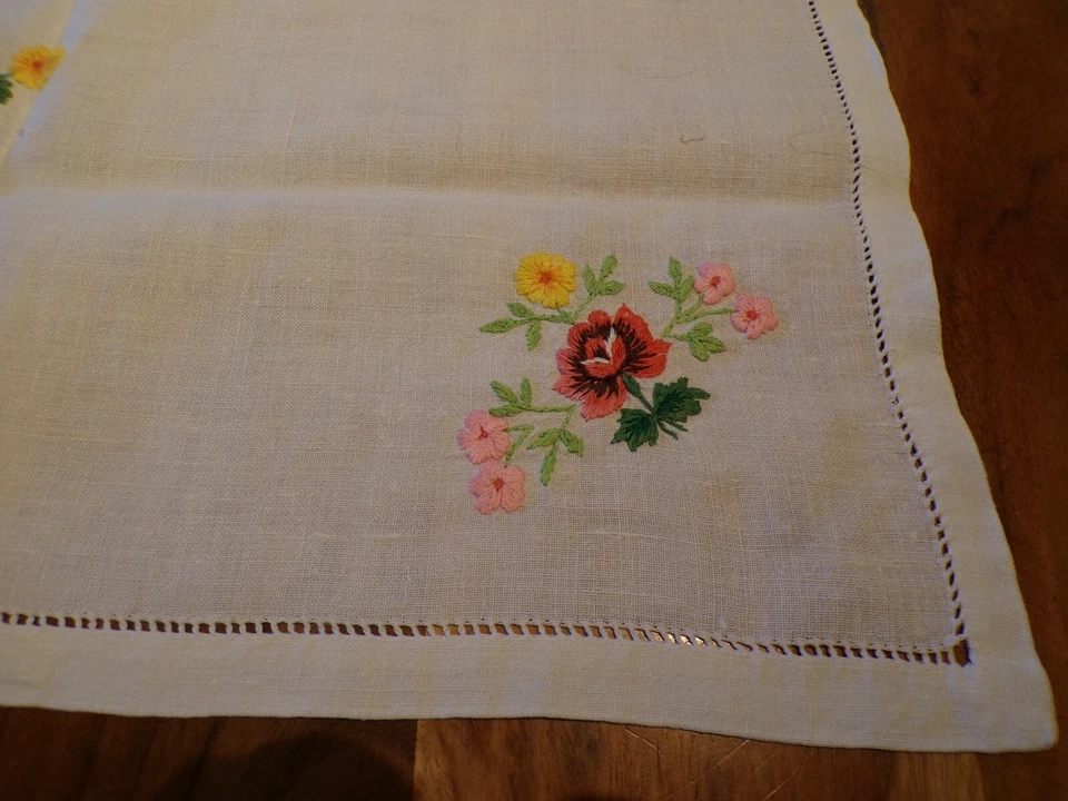 Linge ancien Centre de table lin blanc brodé de fleurs  et de jours - Photo 3/4