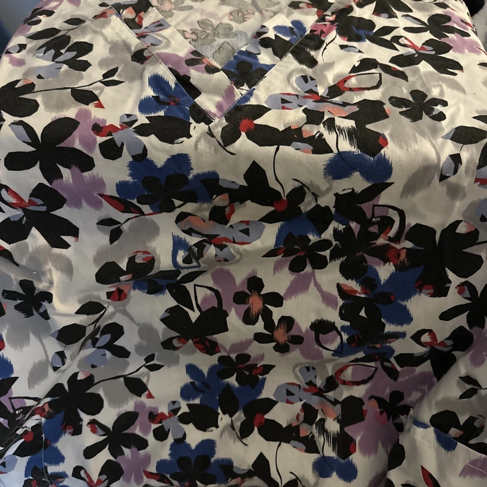 Scrubs 2- 3XL Medical Uniforms.One New Pre Washed, one Preowned Clean - Image 3 of 4