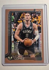 2025-26 Topps Brook Lopez Milwaukee Bucks Gold Numbered #0652/2025