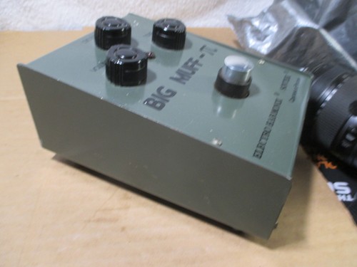 Sovtek Big Muff Pi Green Russian Bubble Font Guitar FX Fuzz Pedal & Box see pic - Picture 2 of 3