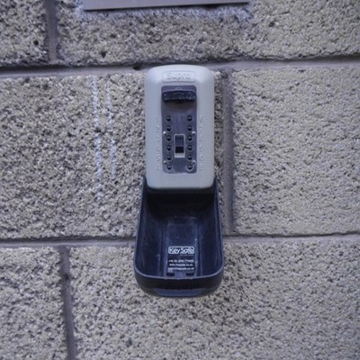 Foto 6x4 Schlüsseltresor Edinburgh Übliches Schild eines Kurzvermietungsobjekts. Es gibt c2018