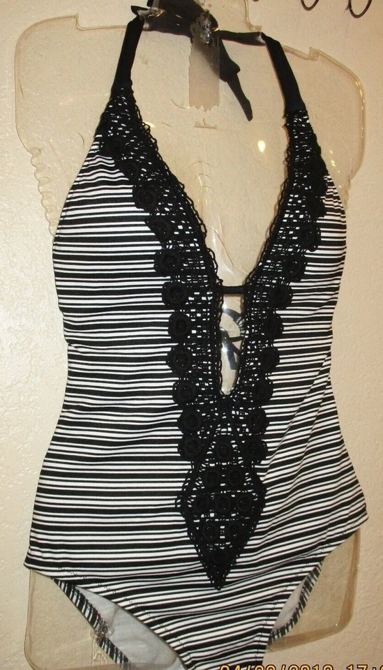 Maiô Mossimo 1 peça acabamento em crochê frente mergulho listrado preto e branco S 4-6 M 8-10 - Imagem 2 de 4