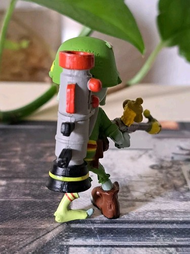 Jazware EA Plants Vs Zombies Soldier Zombie Miniature Plastic Figure 2" - Picture 2 of 4