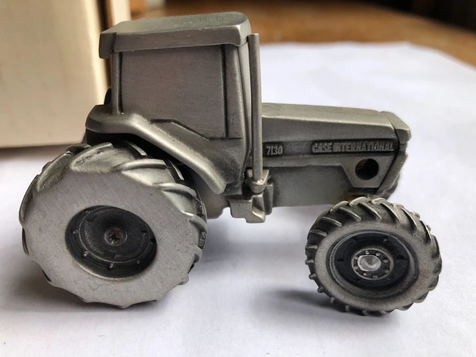 Tractor agrícola PEWTER Case International 7130 escala 1/43 o 3,375" de longitud Foto 2 de 4