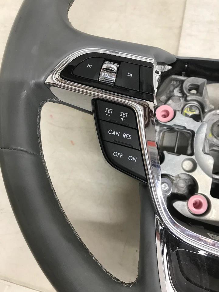 VOLANTE DE NAVEGADOR LINCOLN 2018-2021 COM INTERRUPTORES DE CONTROLE COM COURO TÉRMICO - Imagem 2 de 4