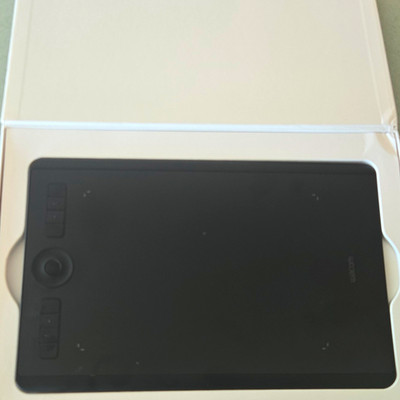 Wacom Intuos Pro PTH-660 Graphics Tablet w/ Pen, USB Cable & Accessories