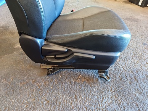 TOYOTA Yaris Hybrid 2012-2014 Front Drivers Side Seat - Picture 9 of 10