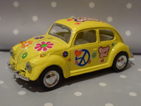 Vw KäFer Oldtimer Gelb Mit Flower Power Modelauto Ca.6,5Cm 1:64 RüCkzugmotor-image