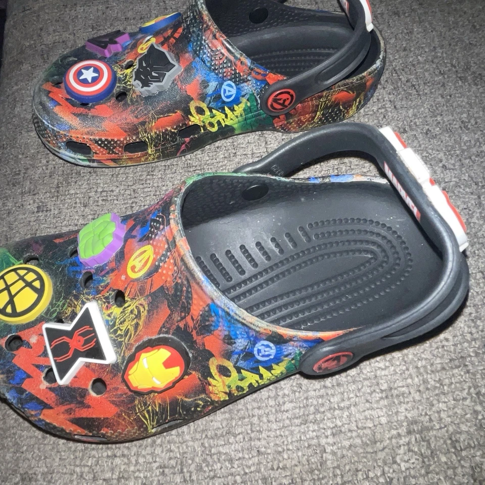 Zuecos Crocs Marvel Avengers para niños talla J1 sin cordones Hulk Capitán América Flash Foto 3 de 4