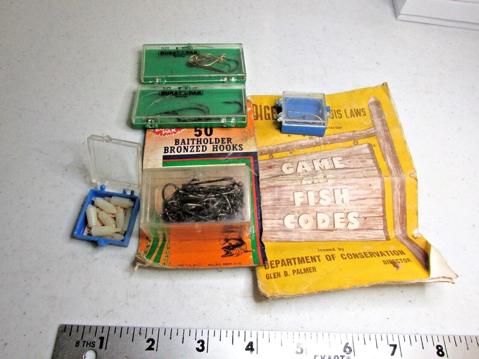 Lote de anzuelos de pesca y antiguas leyes de pesca de 1955. Foto 2 de 4