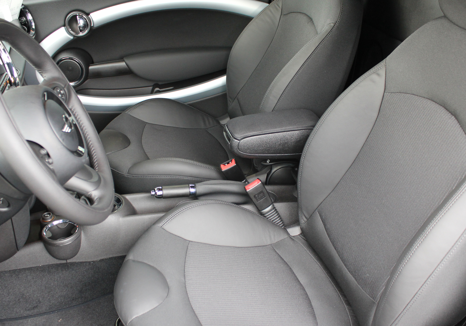 Soulager le bras en conduite avec l'accoudoir ergonomique Mini R57