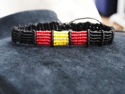 Pulsera Artesanales Bandera de España. Hilo encerado. Ajustable