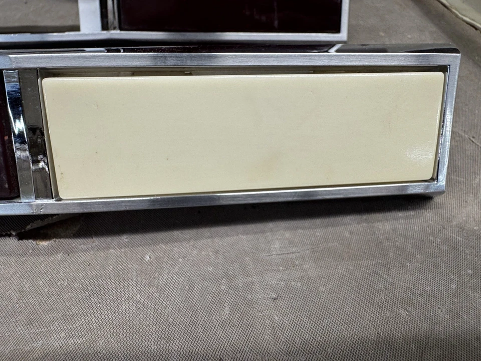 Oldsmobile Starfire Ninety Eight Door Panel Cortesía Lámpara Bisel Cableado Foto 4 de 4