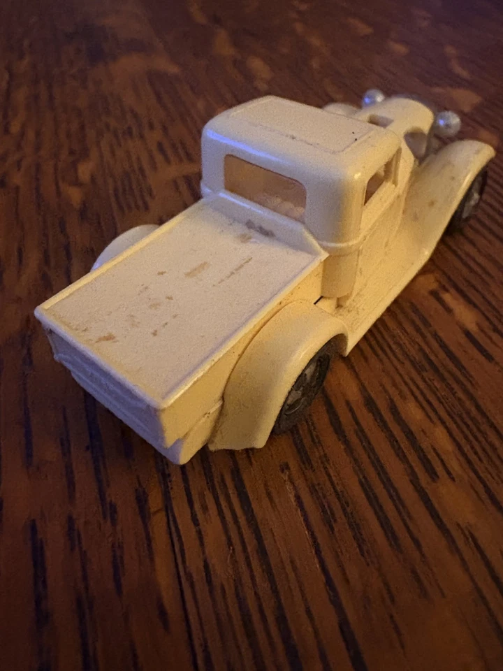 Lindberg Mini Lindy No. 1967 de colección 2 camionetas Ford. Amarillo.  Abierto sin construir. ¡LEER! Foto 4 de 4