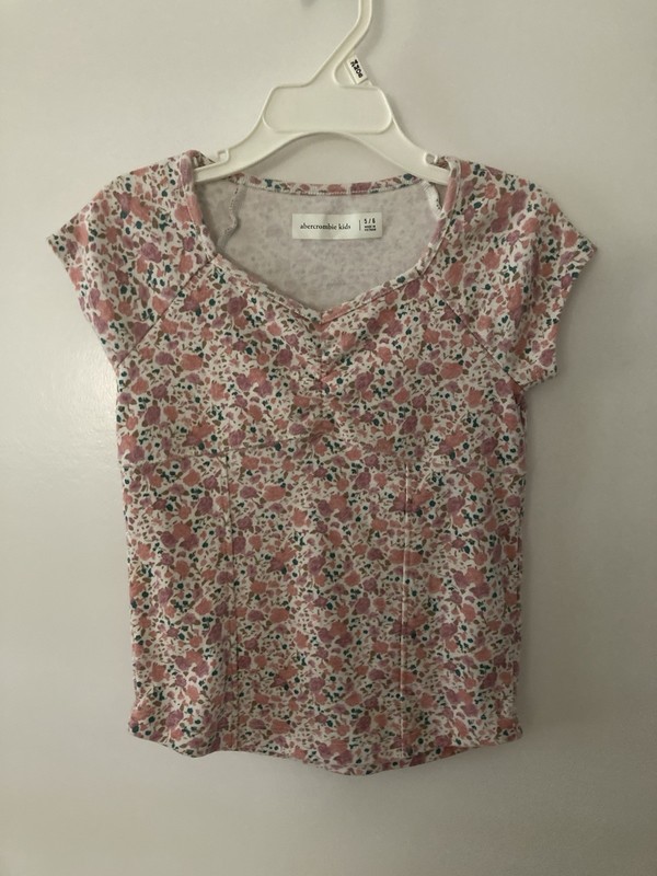 Abercrombie Kids Girls Shirt Size 5/6 NWOT Floral Print on white background