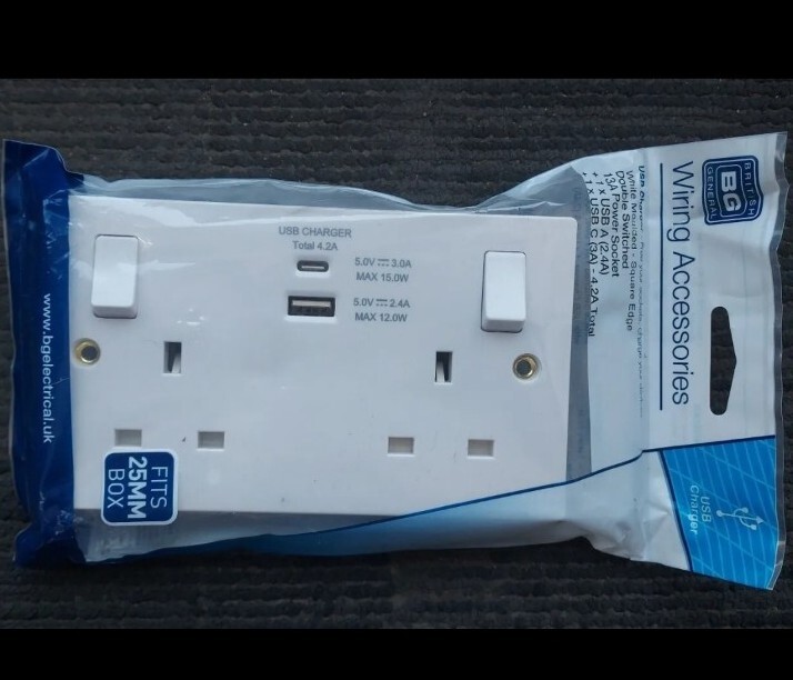 BG 13A 2-GANG SWITCHED SOCKET + 4.2A 2-OUTLET TYPE A & C  922UAC