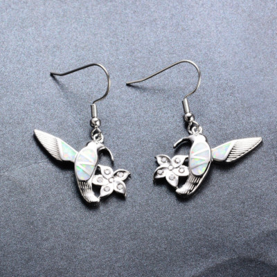 E08 Ohrringe Kolibri Vogel an Blume Feueropal und Kristall weiß versilbert