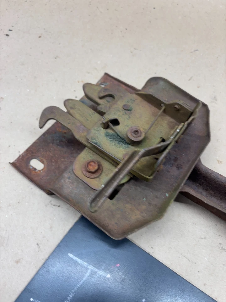 Ford Truck F150 F250 F350 1973-1979 78-79 Bronco capó pestillo rejilla soporte ASSY Foto 4 de 4