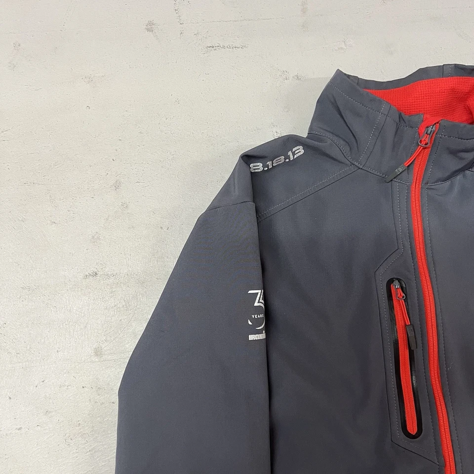 Chaqueta Iron Man Finisher Para Hombre Grande Gris Triatlón Cremallera Completa Bordada 2013 Foto 3 de 4