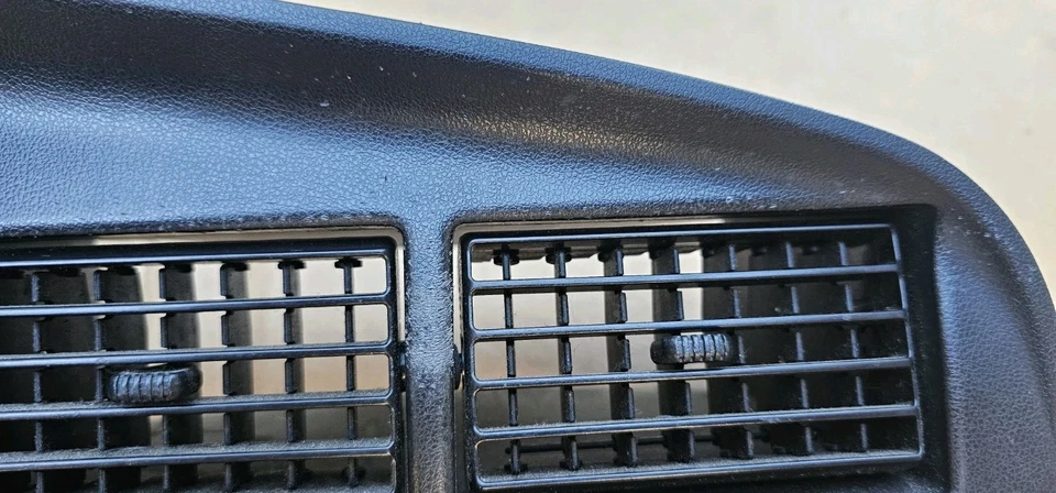 1989 年丰田 4Runner 拾音器仪表盘挡板/通风口 55411-89109 — 第 3/4 张图片