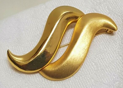 VINTAGE SCHMUCK BROSCHE GEWELLT signiert CASUAL CORNER METALL FARBE GOLD MATT GLÄNZEND A4