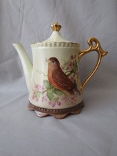 Antyczny ręcznie malowany porcelanowy dzbanek do herbaty z pozłacanym uchwytem i zwieńczeniem