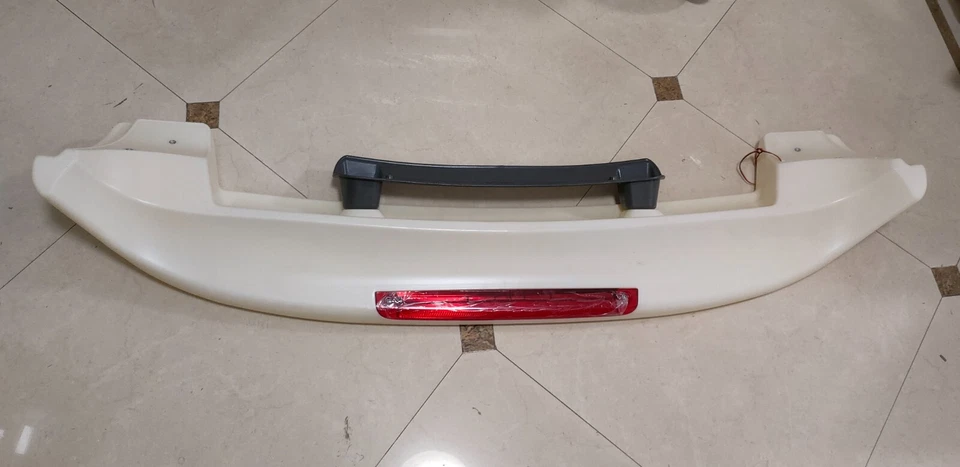 Alerón trasero B sin pintar LED para Toyota Land Cruiser 100/Lexus LX470 98-07 - Imagen 2 de 4