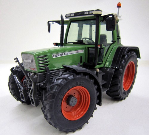 Farmall dans véhicules agricoles miniatures