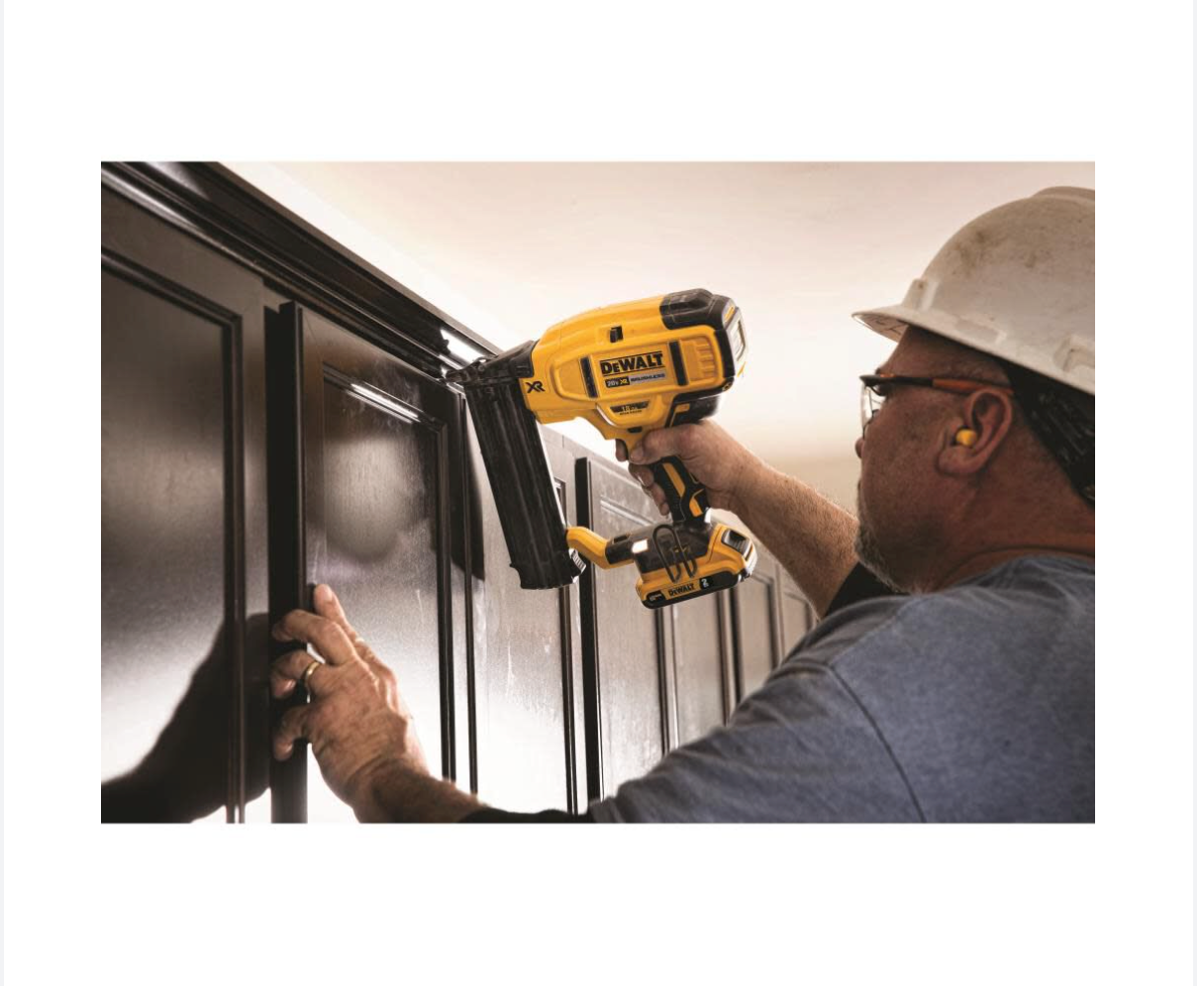 *NEW* DEWALT 20 V MAX XR 18 Gauge Brad Nailer (Bare Tool