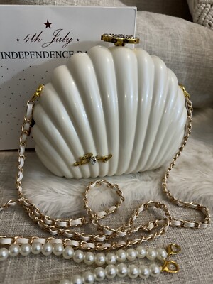 Chanel Beauty VIP Limited Edition Novelty Rhinestone Shell Pearl Chanel Beauty VIP Limited Edition Novelty Rhinestone Shell Pearl