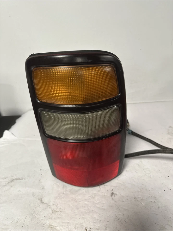 04-06 Chevy Tahoe Suburban GMC Yukon XL Passenger Right Tail Light OEM N5 Foto 2 de 4