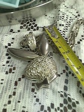 SCHÖNER SELTENER KLOBIGER PLAYBOY HASEN DESIGN VERSILBERT 3"" ANHÄNGER MIT 28"" KETTE, SEHR GUTER ZUSTAND