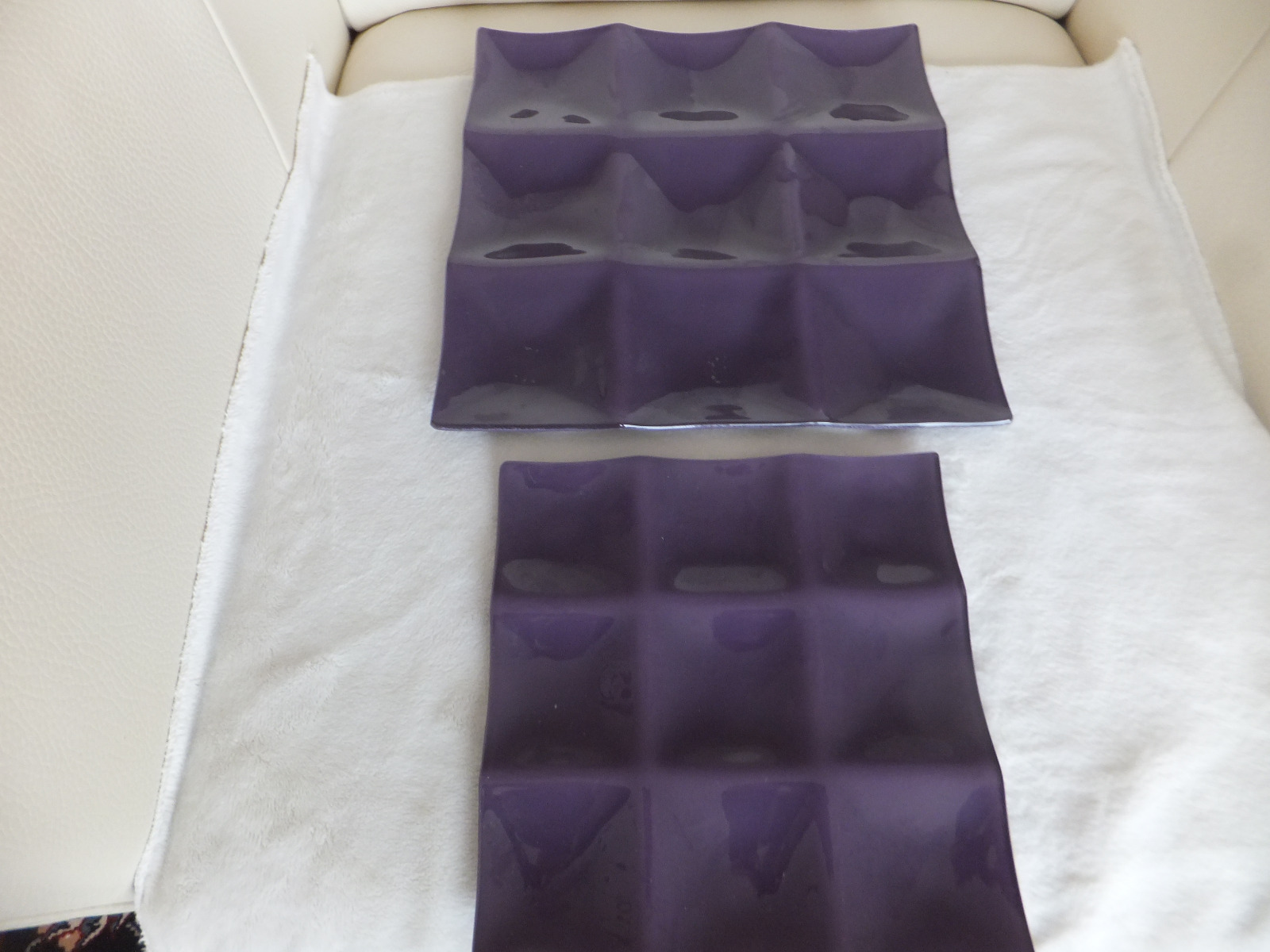 2 X GLAS TELLER LILA JEWEILS MIT 9 VERTIEFUNGEN 1X 26,5X26,5 CM 1X 20X20 CM NEU!