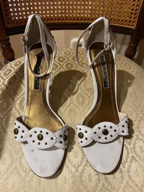 SHOES by Shelli Segal White Summer Heels with Ankle Strap & Studs 9M