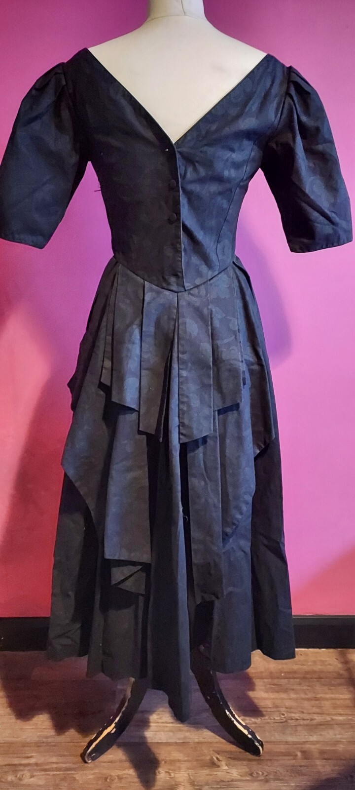 Laura black classic dress