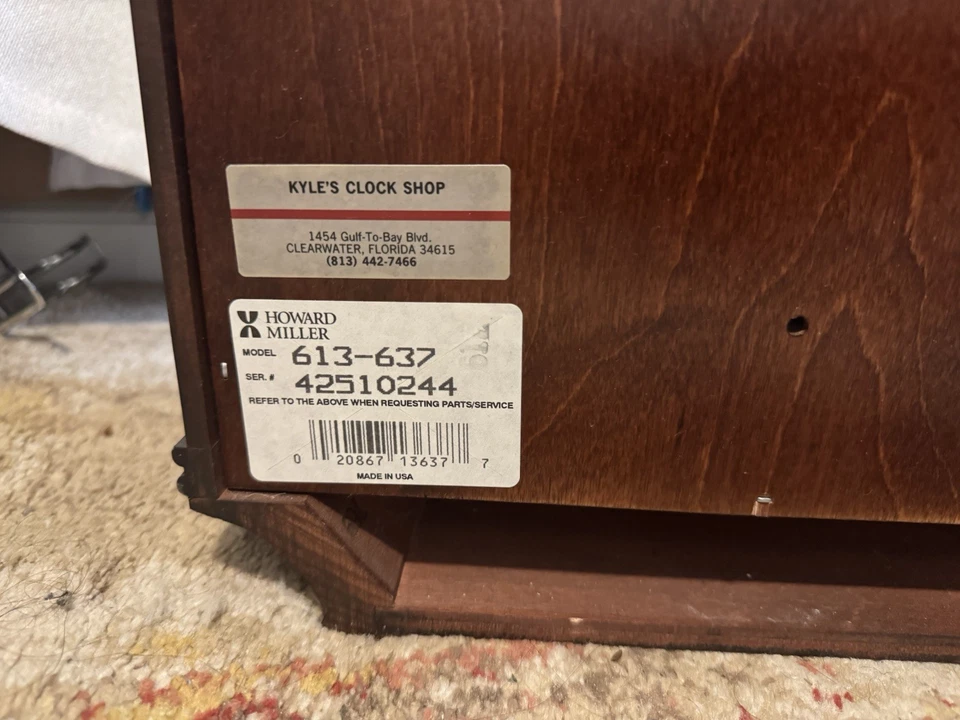 Reloj abuelo colgante de pared Howard Miller Foto 3 de 4