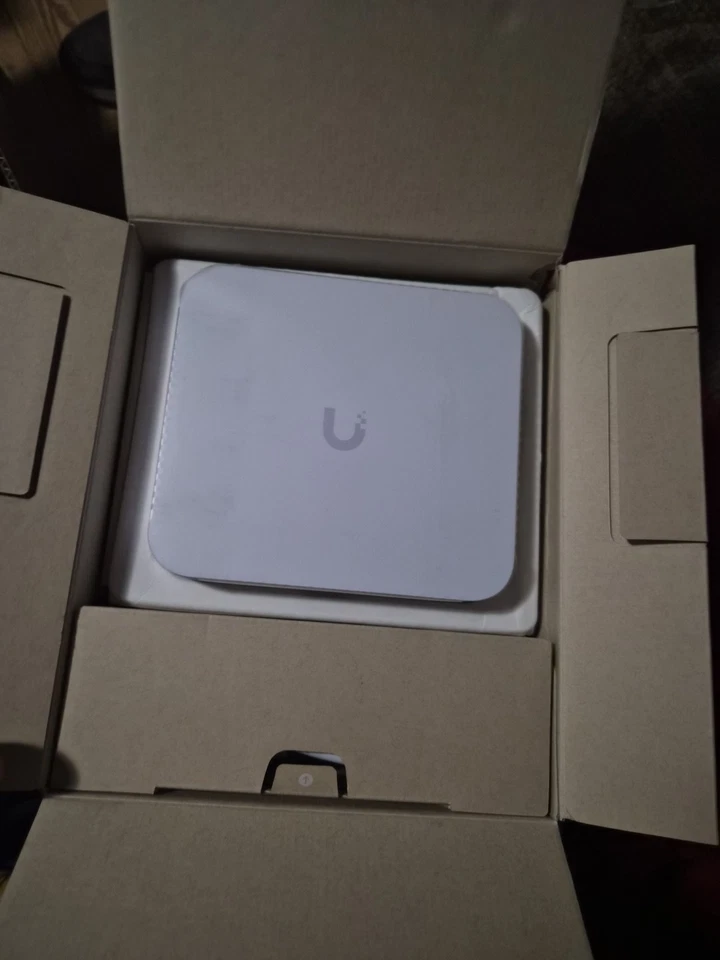 Ubiquiti Cloud Gateway Max - (UCG-Max) (sin almacenamiento) Foto 3 de 4