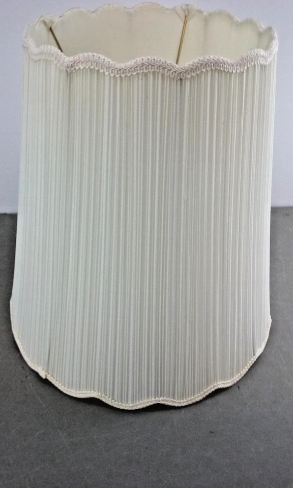 Pantalla de lámpara vintage plisada tambor color marfil con bordes festoneados 18" de alto, 18"x12" Foto 4 de 4