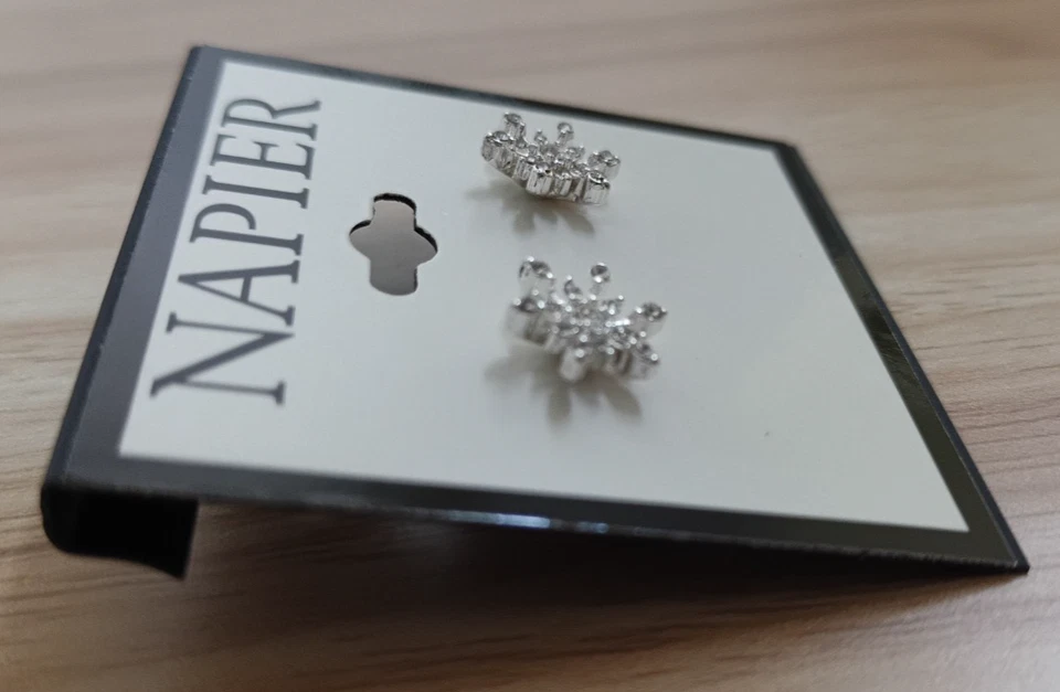 Новый Napier серебристого тона кристалл снежинка серьги-гвоздики - Изображение 3 из 4
