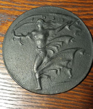 Antike Runde Wandplakette aus Gusseisen, Relief Frauenakt, Motiv Mensch