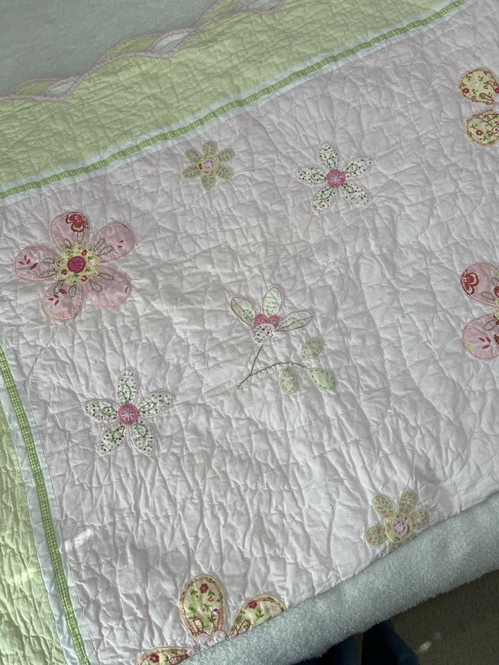 Funda de cama acolchada para niñas de granero de cerámica flores rosas 84”X 66”. Foto 2 de 4