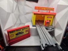 US-1 TRUCKING SHELL STATION WITH EXTRA DECAL SHEET WITH EXTRA BILLBOARD SIGNS