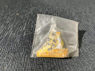 Pin's Pins Pin COLUCHE Gold LES RESTOS DU COEUR, SALUT (NEW IN BLISTER)