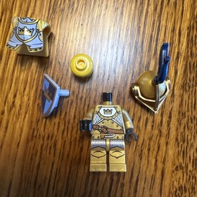 Lego Castle Fantasy Era GOLD KNIGHT With Shield & Armor (7079) - 2009