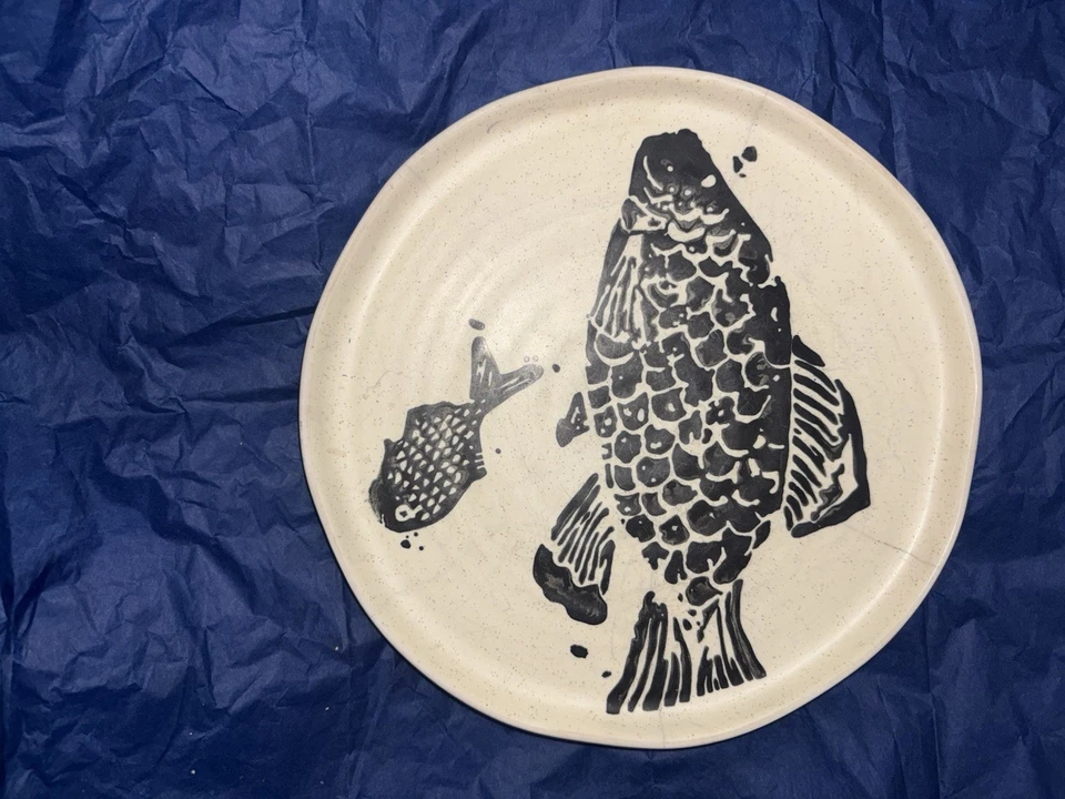 Prato de salada de peixe Anthropologie preto e creme design de dois peixes - Imagem 3 de 4