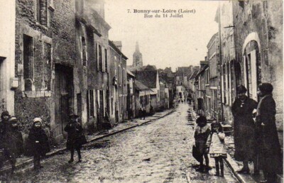 Cpa 45. BONNY sur Loire. Rue du 14 juli. Animée. Rücken getrennt, ungeschrieben.Sehr gut