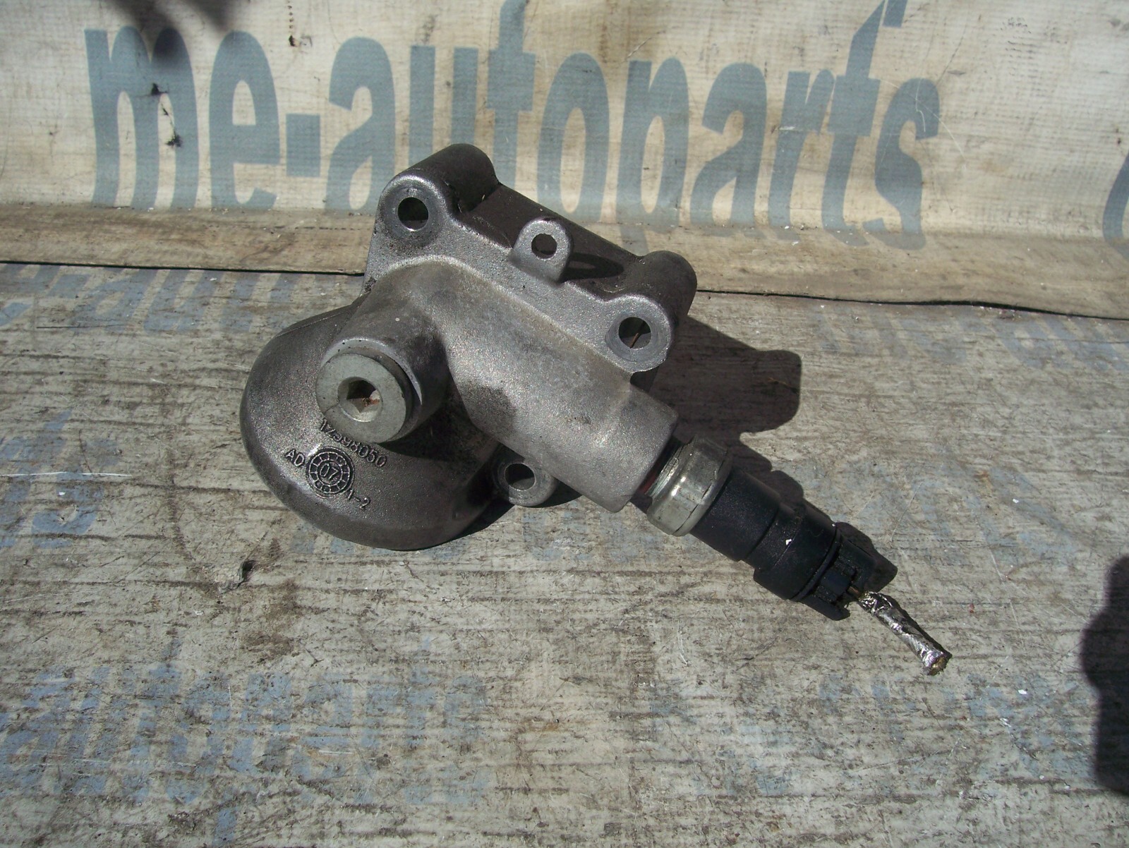 0611 CADILLAC DTS BUICK LUCERNE OIL FILTER ADAPTER NO COOLER OUTLET