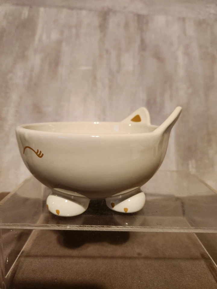 Comida para gatos, plato de agua. Cuenco de gres blanco con patas doradas. Patas y orejas cara de gato. Foto 2 de 4