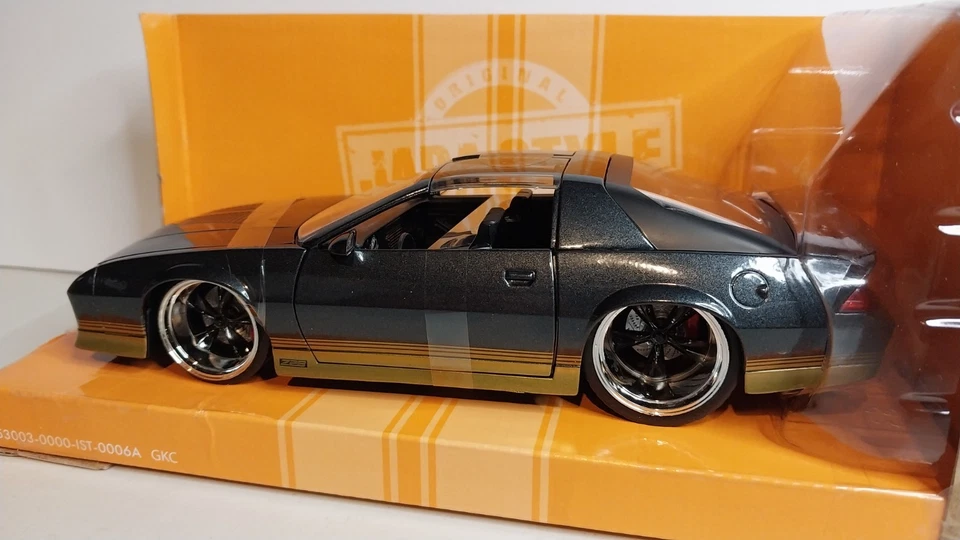 Chevy Camaro Z28 1985 Jada 1:24 Bigtime Muscle negro dorado techo en T extraíble. Foto 4 de 4